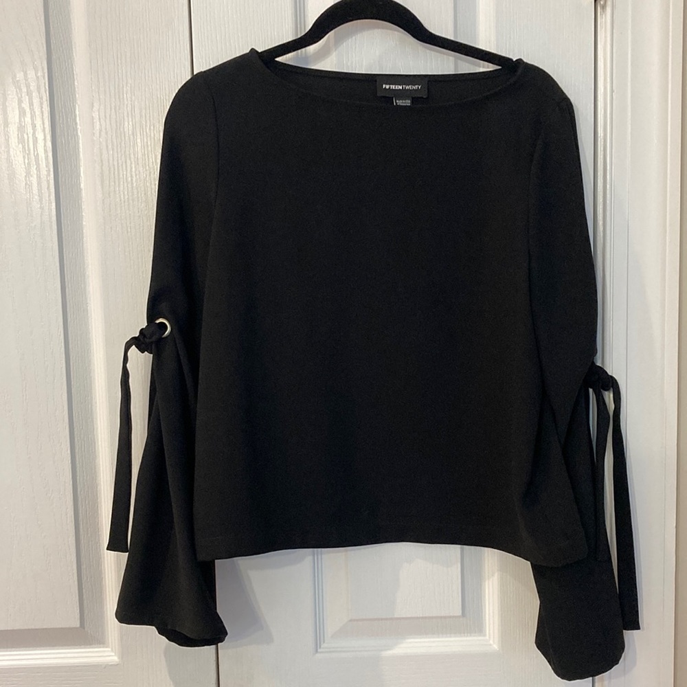 Fifteen Twenty Black Top w/Grommet Sleeves Size M
